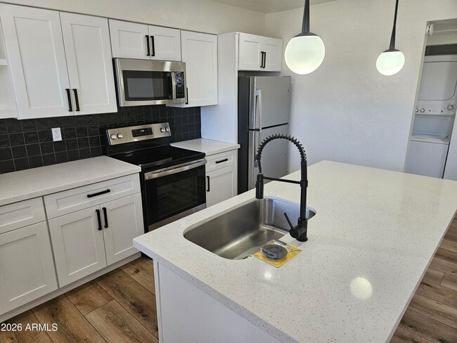 Building Photo - 827 E Marlette Ave