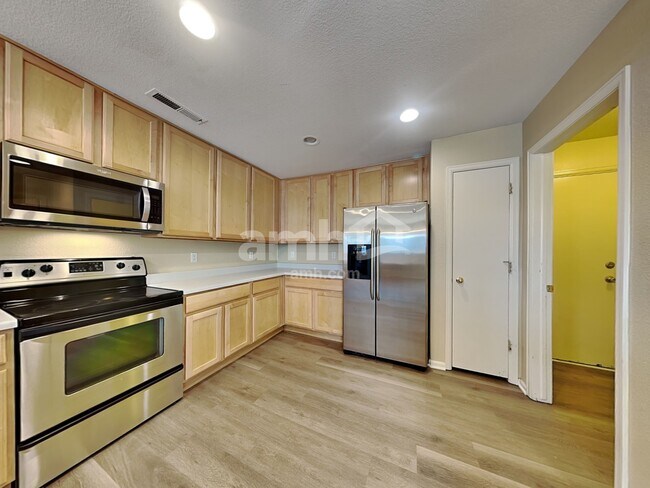 Building Photo - 201 Stagecoach Ln