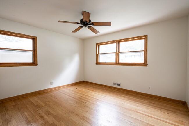 Building Photo - Spacious 3 Bedroom 1Bath Lower Duplex in P...