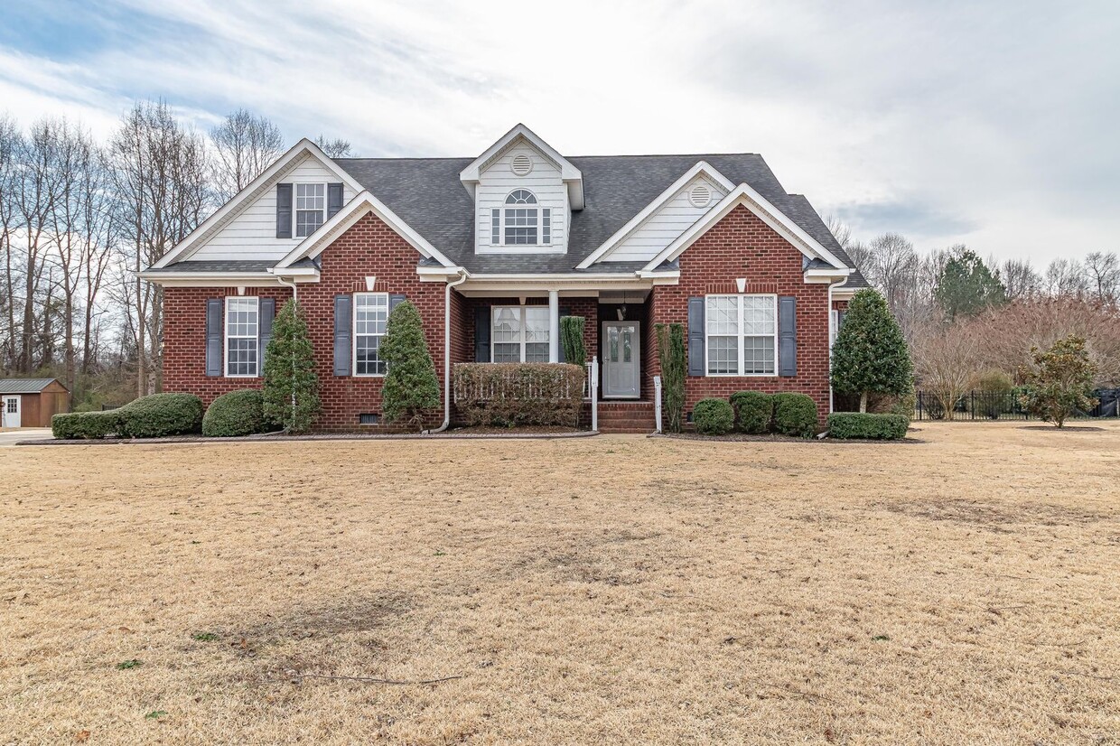 Foto principal - SPACIOUS CUSTOM-BUILT BRICK RANCH- ROSEWOOD