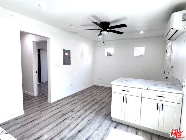 Foto del edificio - 841 W 64th St