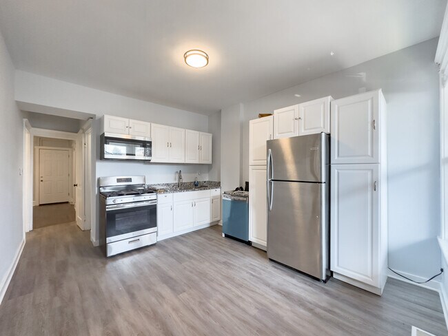 Building Photo - 3649 W Montrose Ave