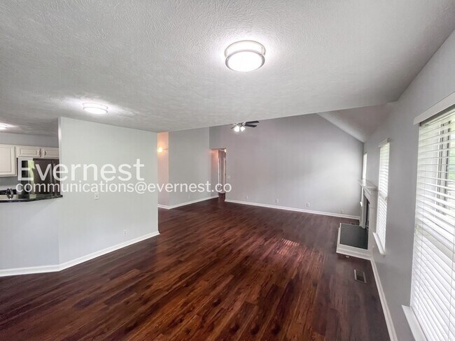 Building Photo - 3-Bed/2-Bath Home with Attached Garage/ Available Soon!
