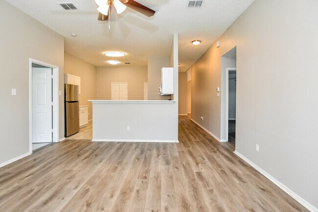 Building Photo - 2208 Sumac Dr