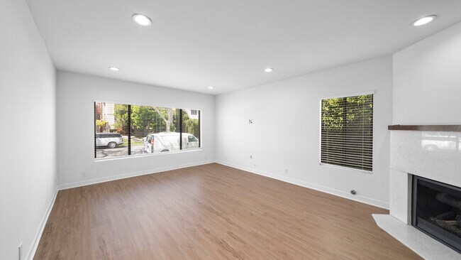 Foto del edificio - 9920 Robbins Dr