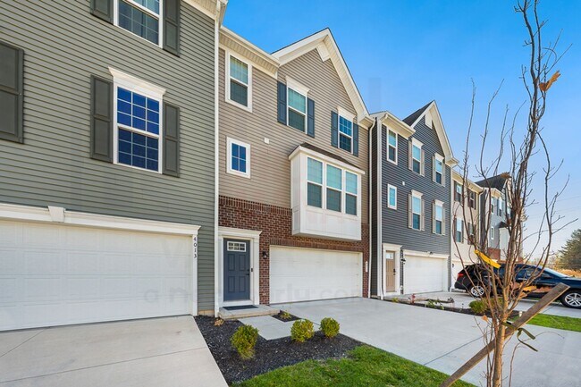 Foto del edificio - Stunning 3 Bed 2.5 Bath Townhome COMING SOON