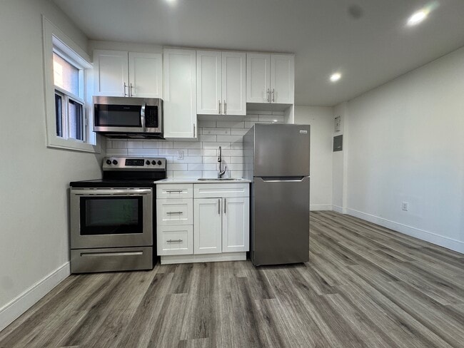 Building Photo - Beautifully Renovated 1 Bedroom 1 Bathroom Unit!