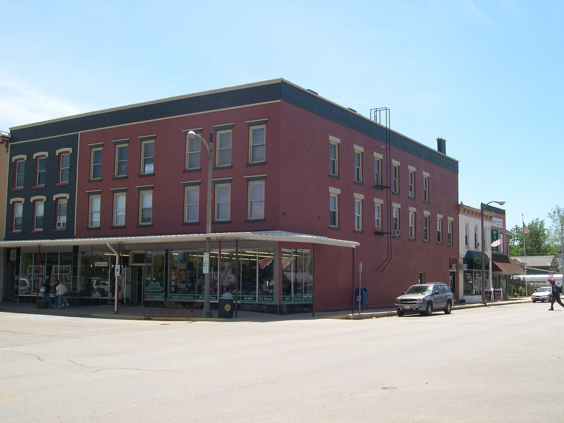 8 East Railroad St - 8 E Railroad St