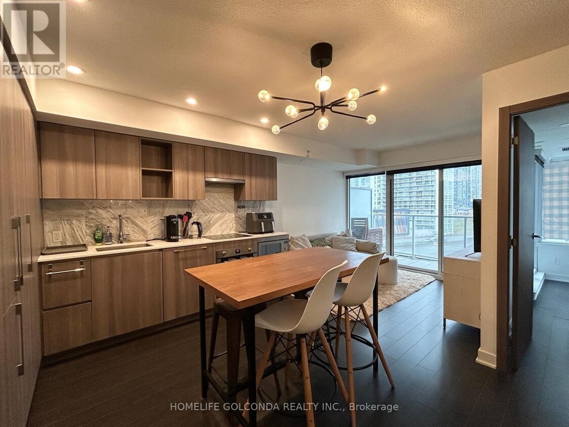 Primary Photo - 19 Bathurst St