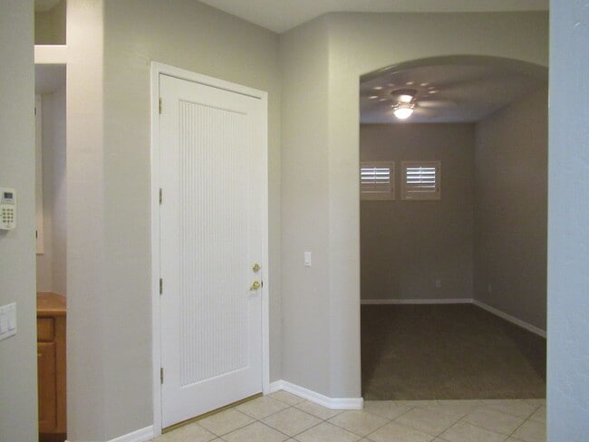 Building Photo - Nice 2 Bedroom Plus Bonus Room / 2 Bath Home in Chandler Gated Community!