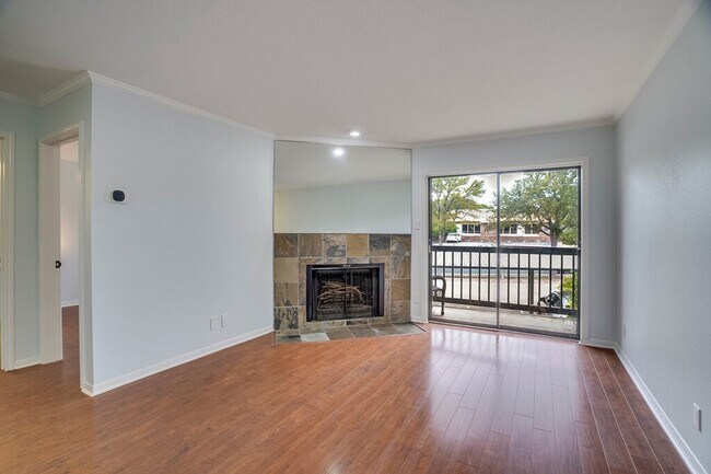 Foto del edificio - 8888 Tallwood Dr