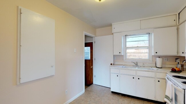 Building Photo - 2226 Melrose Ave