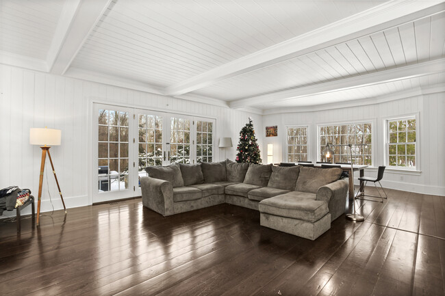 Foto del edificio - 35 Meeting House Rd