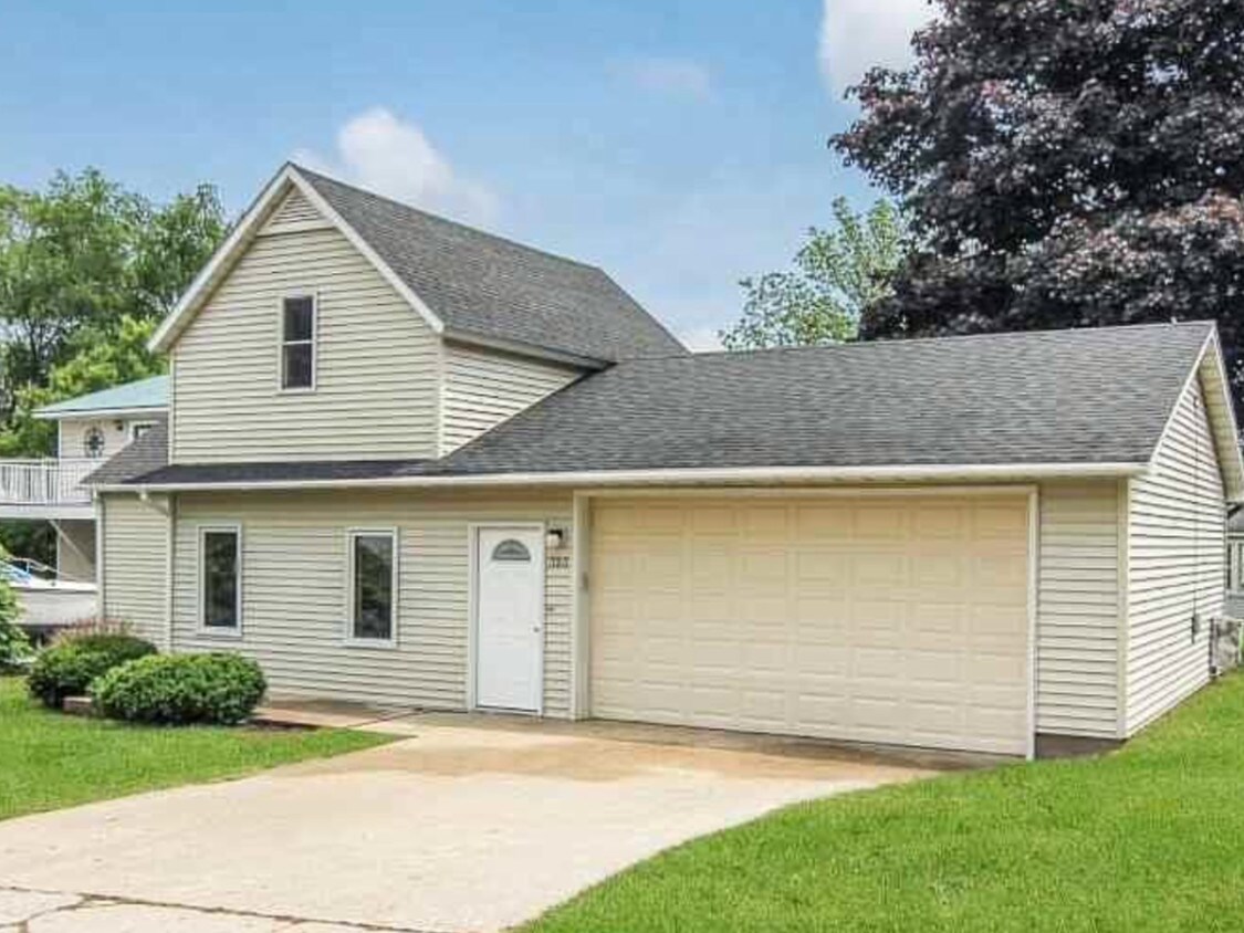 323 Benzie Ct, Beulah, MI 49617 House for Rent in Beulah, MI