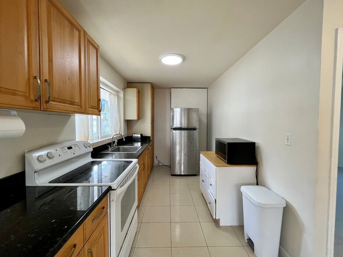 Primary Photo - Liliha: 2 Bed, 1 Bath Duplex Unit, Utiliti...