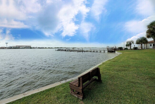 Foto del edificio - 308 E Miracle Strip Pkwy