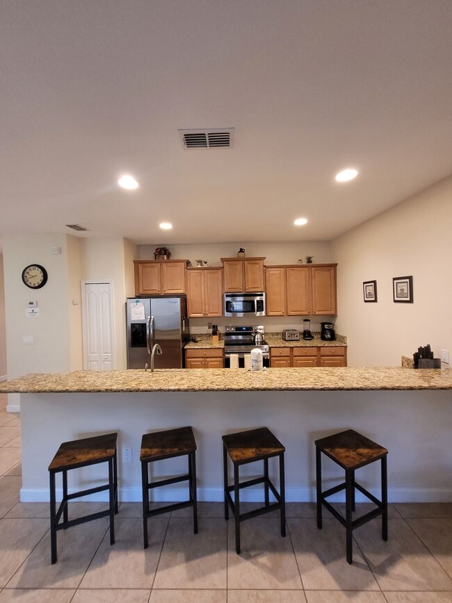 Building Photo - Fully Furnished 4 bed 3 bath with Pool in ...