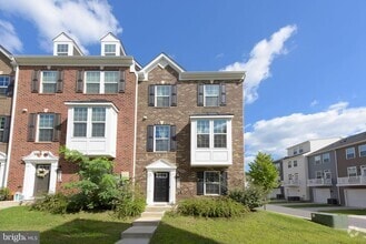 Building Photo - 9912 Vista Pointe Dr