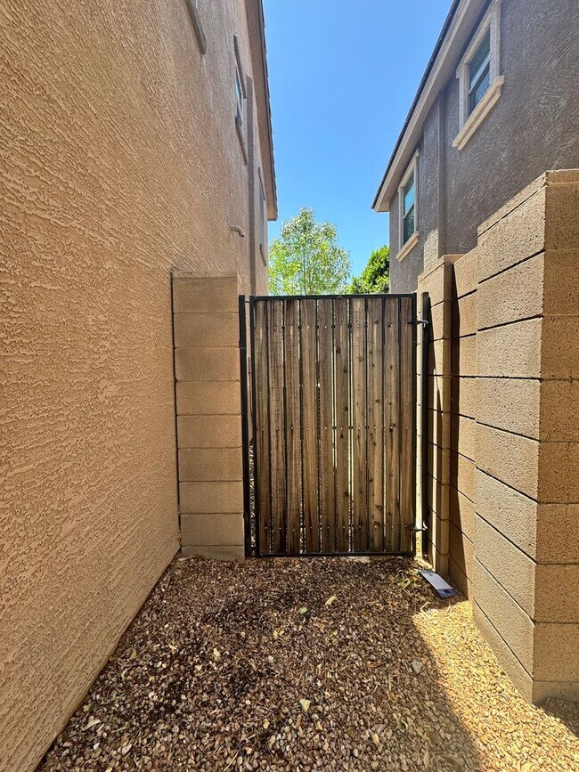 Building Photo - 4 BEDROOM HOME IN COLDWATER RANCH