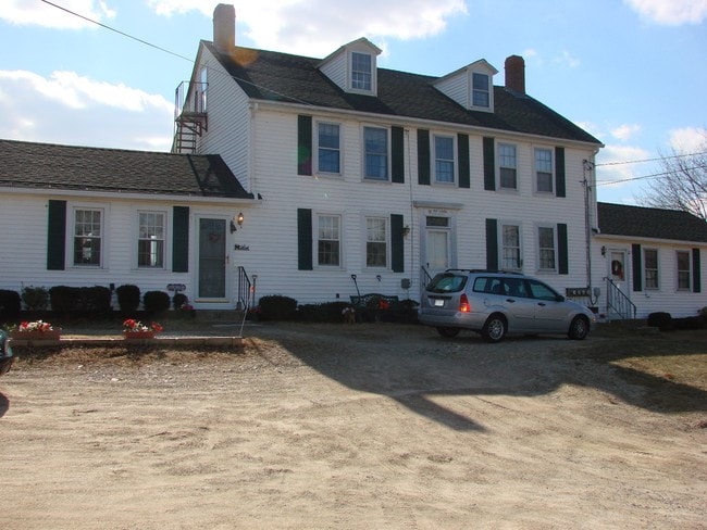 Building Photo - 600 Ten Rod Rd