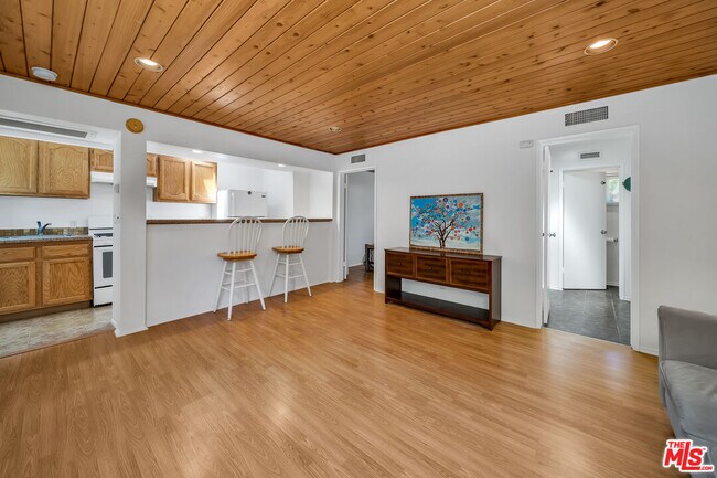 Foto del edificio - 921 Roscomare Rd