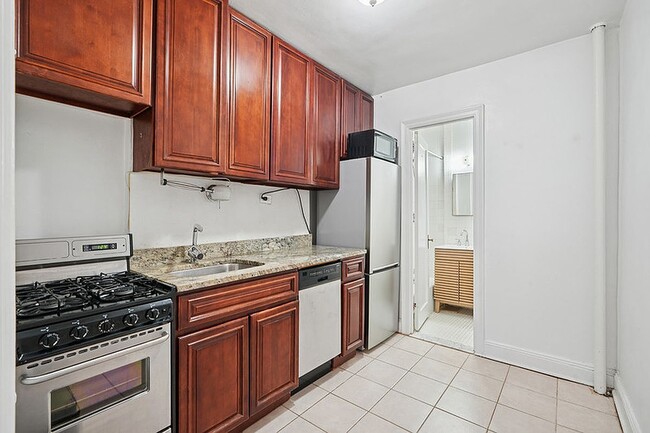 Building Photo - 205 E 88th St