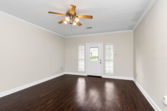 Building Photo - 3 Bedroom Home located off  N Jefferson Hwy.