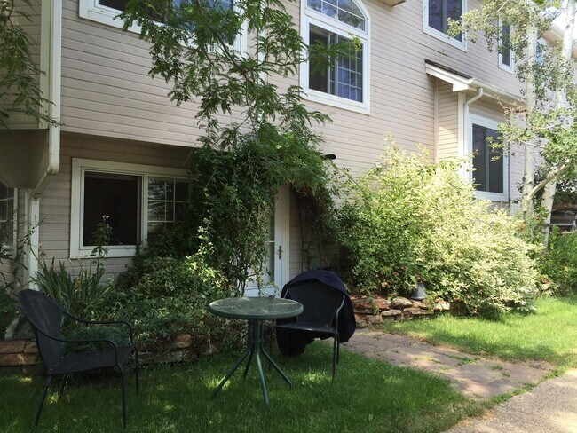 Building Photo - 4 Bedroom, 3.5 Bathroom Family Home in Bou...