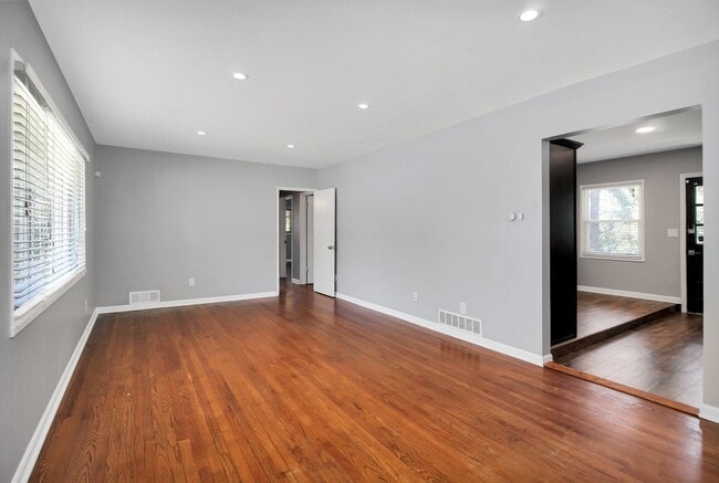 Foto del edificio - 3 bedroom 2 bath home in a great area filled with tons of extras you will LOVE!