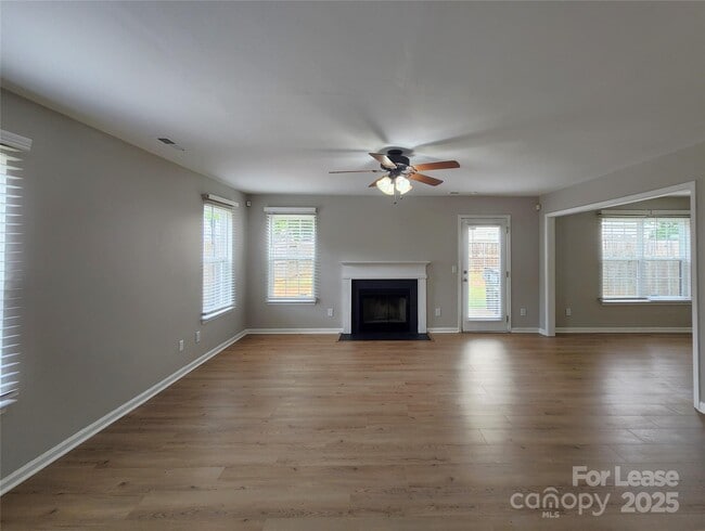Foto del edificio - 3303 Reid Brook Ln