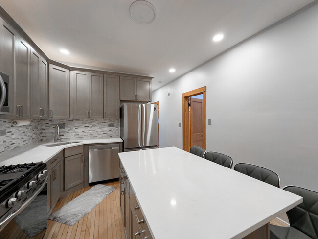 Building Photo - 4322 W Kamerling Ave