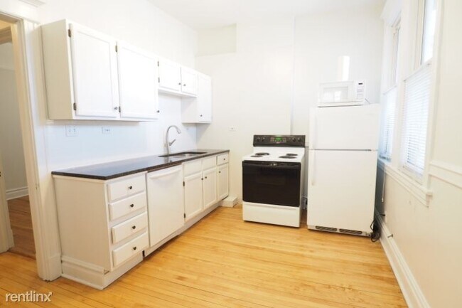 Building Photo - 1612 W Berteau Ave