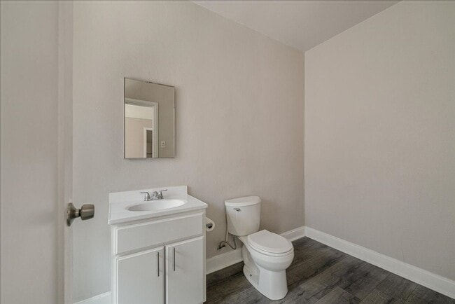 Building Photo - Beautiful Studio Apartment! Minutes from S...