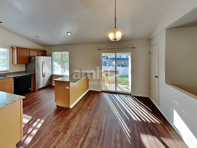 Foto del edificio - 3328 Celebration Dr