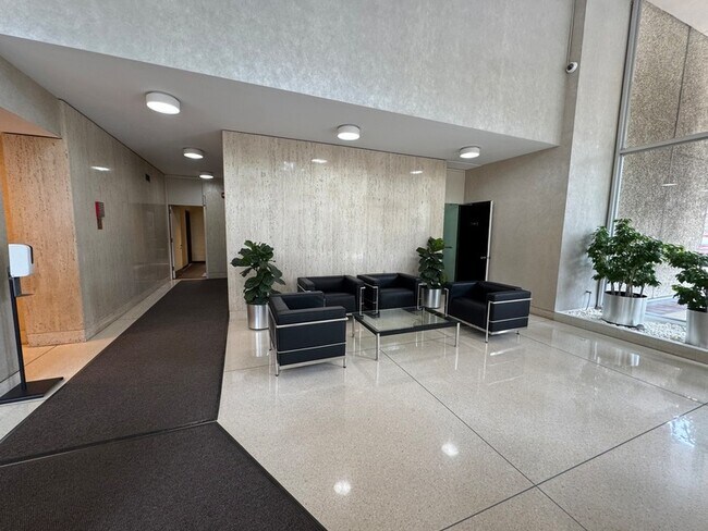 Foto del edificio - 70 W Burton Pl