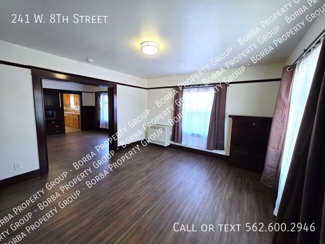 Foto del edificio - 241 W 8th St