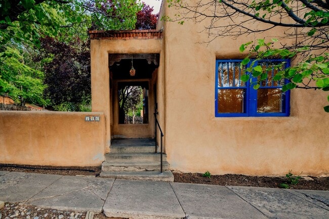 Building Photo - Charming Casita in Prime Location (146 W. ...