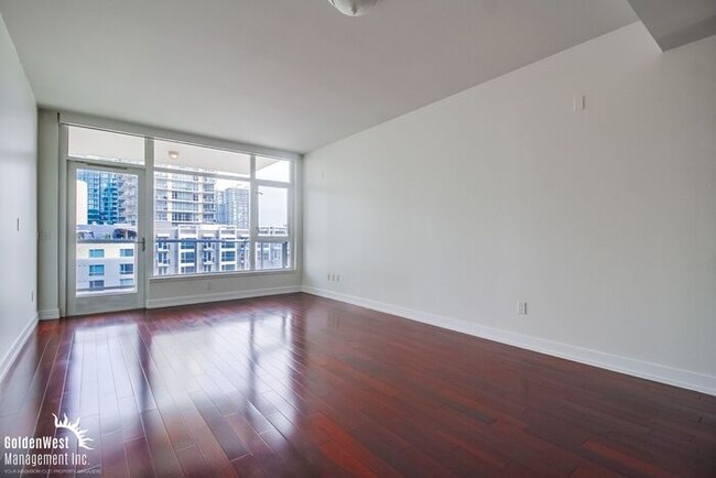 Foto del edificio - Upscale 1Bdm 1Ba High-Rise Condo Near Petc...