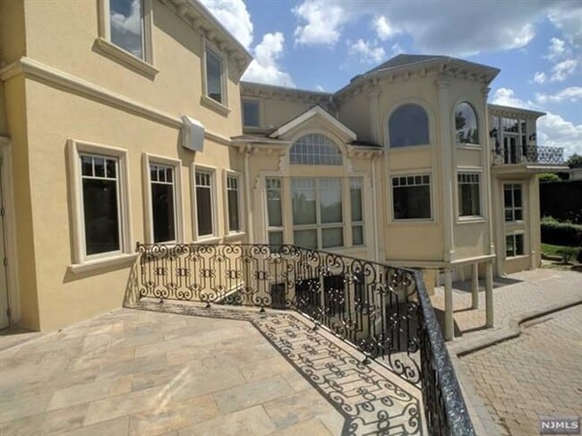 Building Photo - 199 Vaccaro Dr