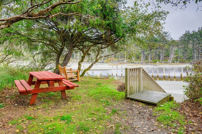 Building Photo - 4880 Railroad Ave