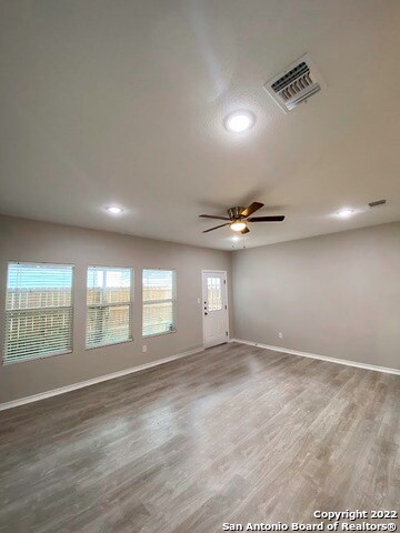 Foto del edificio - 6910 Crestway Rd