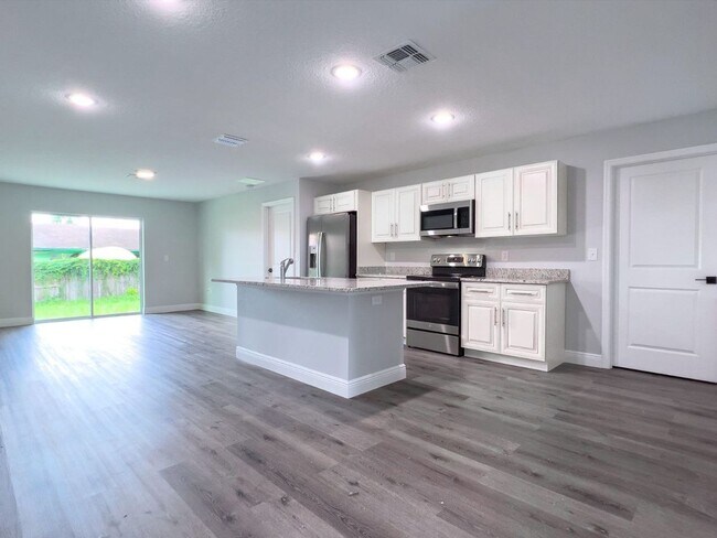 Foto del edificio - AMAZING NEW CONSTRUCTION!!!! This new home...