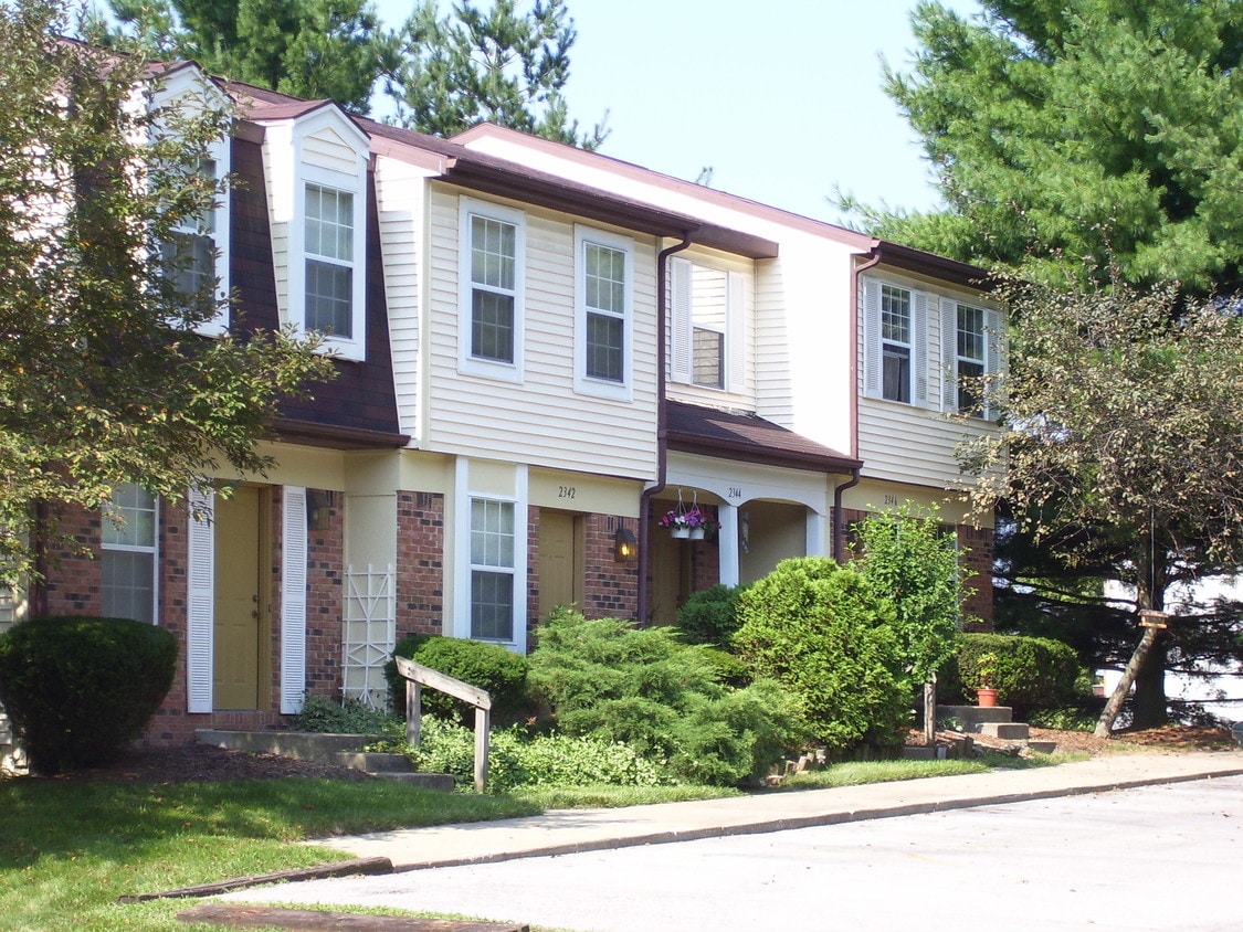 2344 S Burberry Ln, Bloomington, IN 47401 Townhome Rentals in