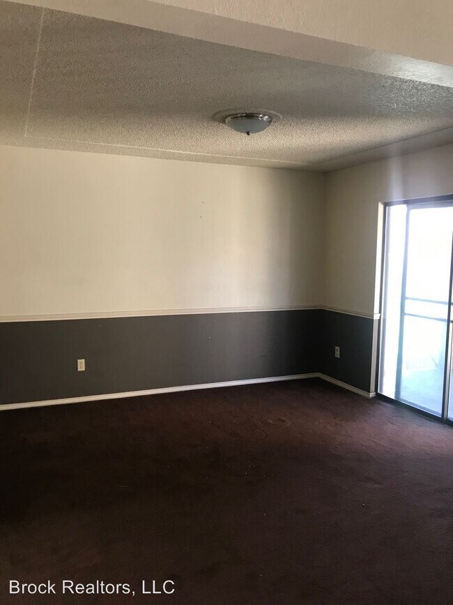 Building Photo - 6404-6406 Lago Vista Dr