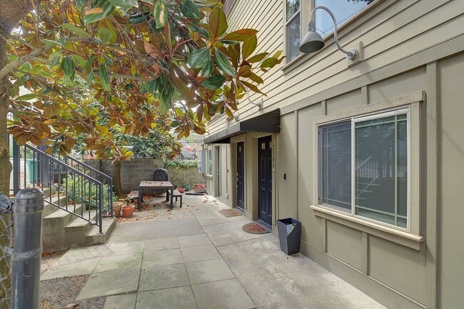 Building Photo - 2Bd/1.5Ba Seattle Townhouse