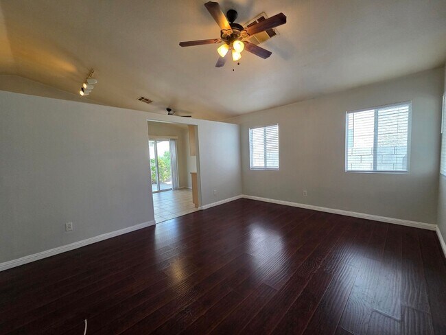 Foto del edificio - Cozy 3 Bedroom Single Story Home with a Den