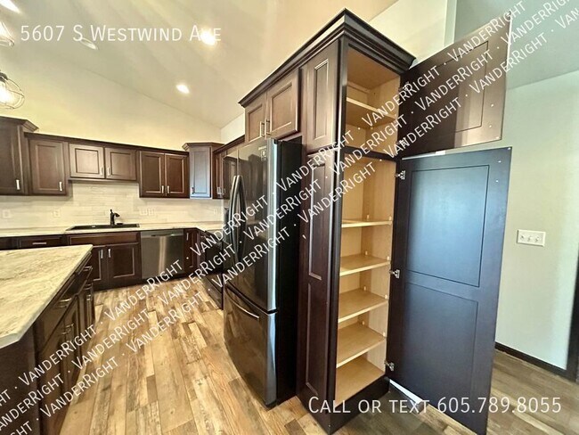 Foto del edificio - 5607 S Westwind Ave