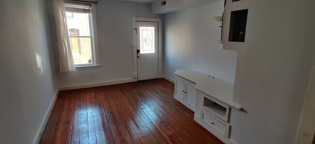 Building Photo - Charming 2Bedroom Townhome in Riverside!