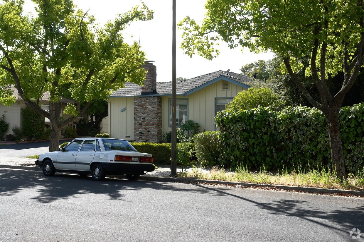 Foto del edificio - 1691-1693 Lark Ave