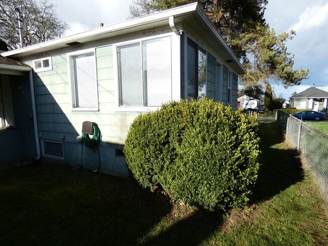 Building Photo - 822 E 7th St